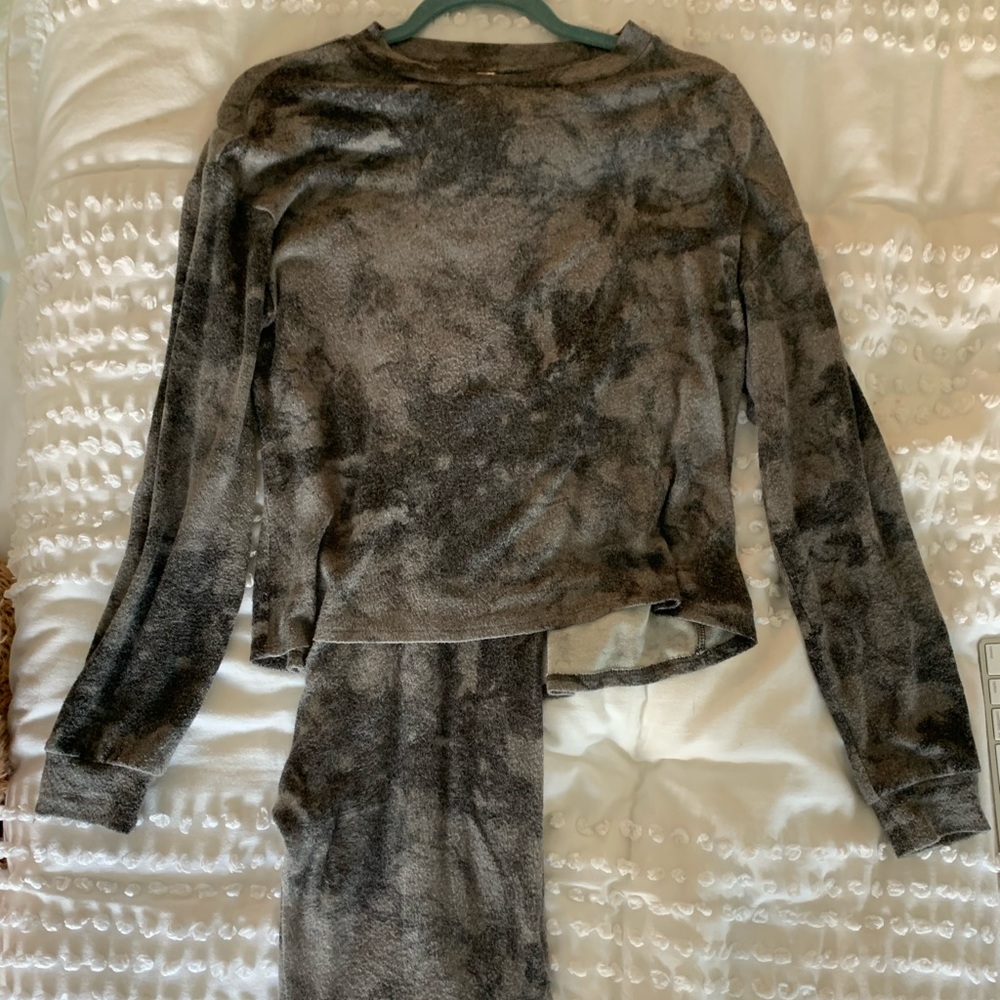 Fornia size small super soft jogger set with grey design